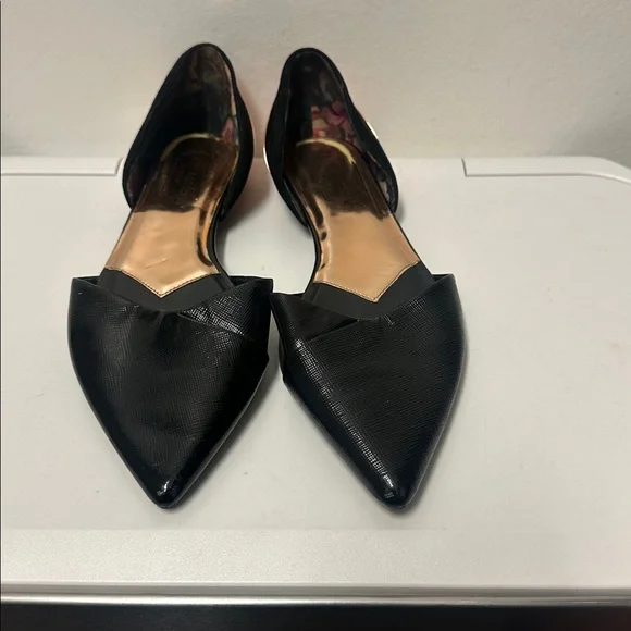 Ted baker Flats with gold accents on the back. Comfortable & stylish. - Picture 7 of 9